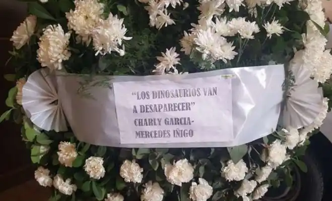 Charly García envió una corona de flores al velorio de Santiago Maldonado