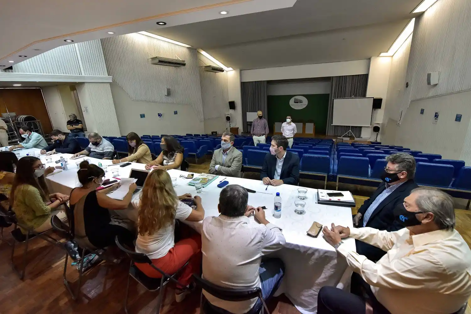 El gobierno propuso a los docentes y estatales un aumento del 36% al mínimo