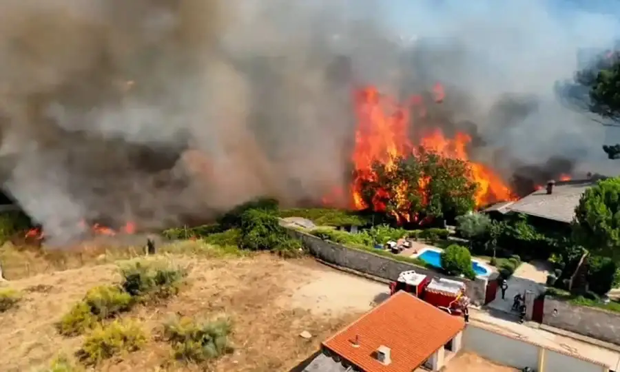 Un feroz incendio superó las 15.000 hectáreas calcinadas en Las Peñas de Riglos.