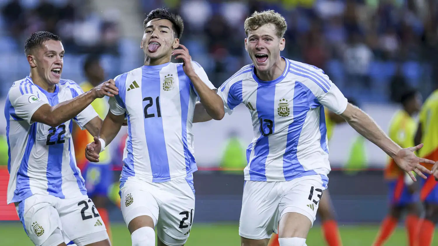 Hidalgo, Subiabre y Pierani; en el festejo del gol argentino.