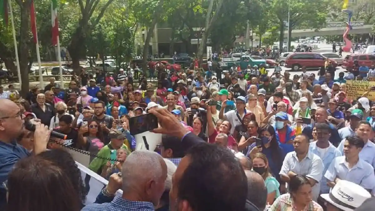 ¡CANSADOS DE LA PELADERA! Trabajadores públicos exigen sueldos dignos a Maduro