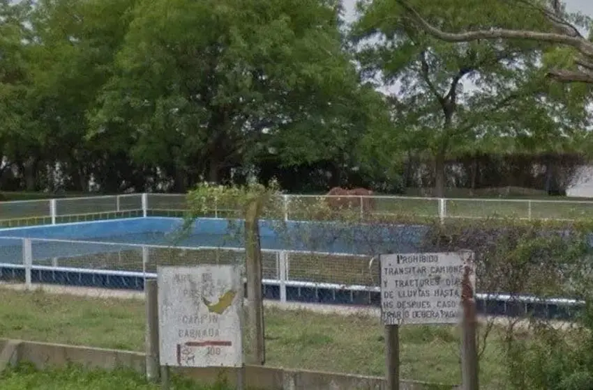 Hallaron un perro atado y ahogado dentro de una pileta comunal