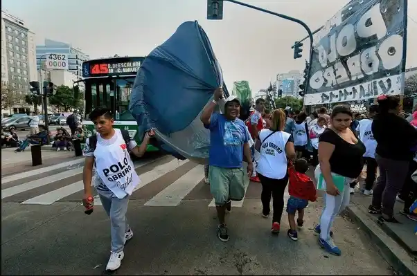 El Polo Obrero levantó el acampe de la 9 de Julio