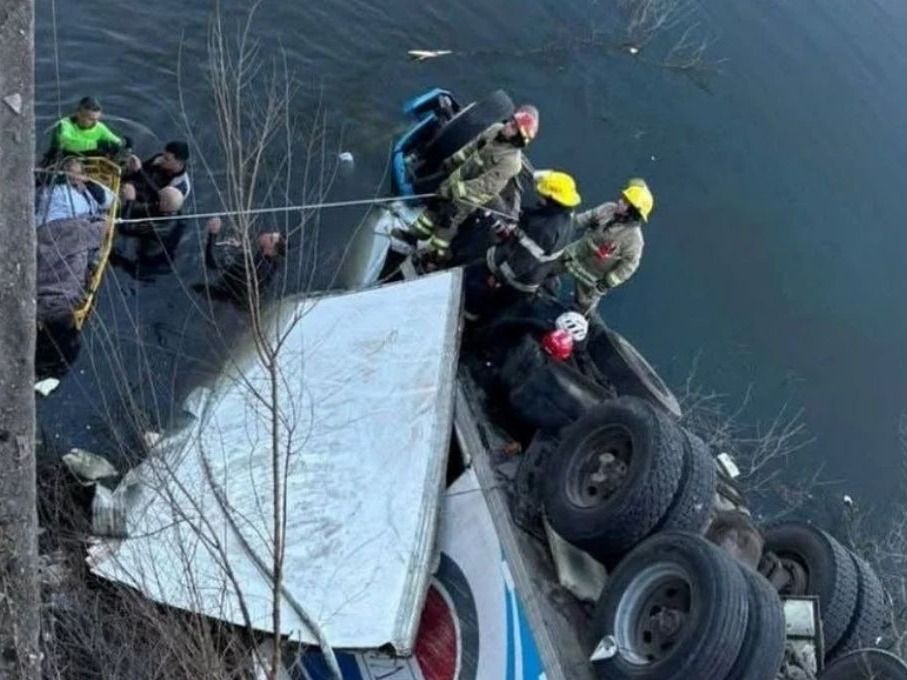 Camión cayo al rio en Córdoba 2