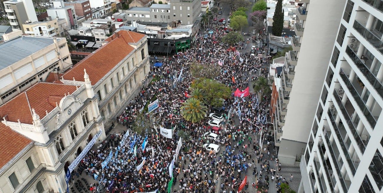 Una multitud participó de la marcha y el acto frente al Rectorado de la UNL.