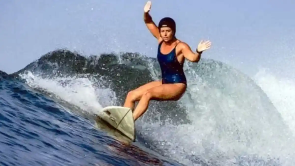 LE ATRAVESÓ EL PECHO: famosa surfista murió tras ser atacada por un pez aguja