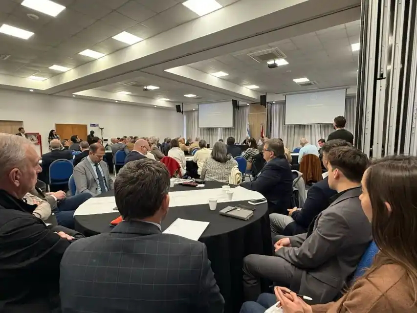 Con una propuesta sólida y de largo plazo, la Provincia impulsa un modelo de gestión que garantice participación activa de las provincias, criterios de equidad tarifaria y compromiso ambiental.