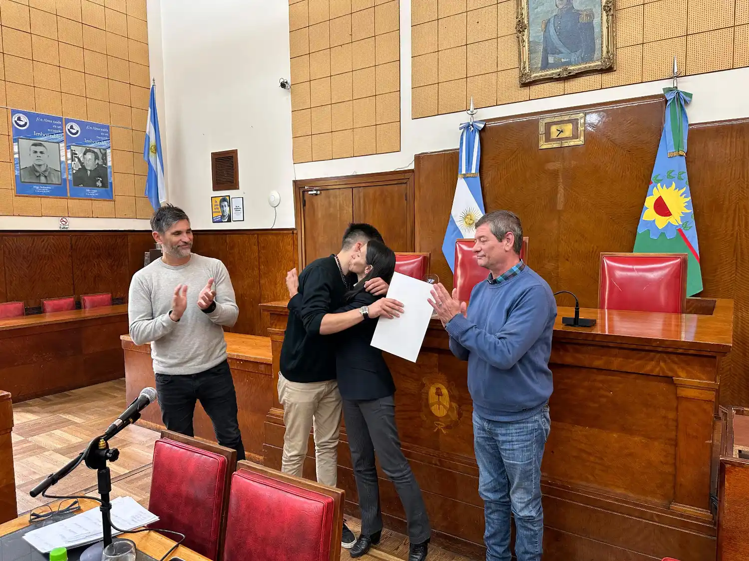 Impulsado por la edil Eva Ayala, momento en el que los representantes recibieron la distinción.