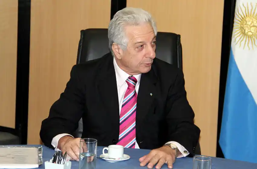 Ex ministro de Trabajo, acusado de quedarse $1.500.000 de sueldos