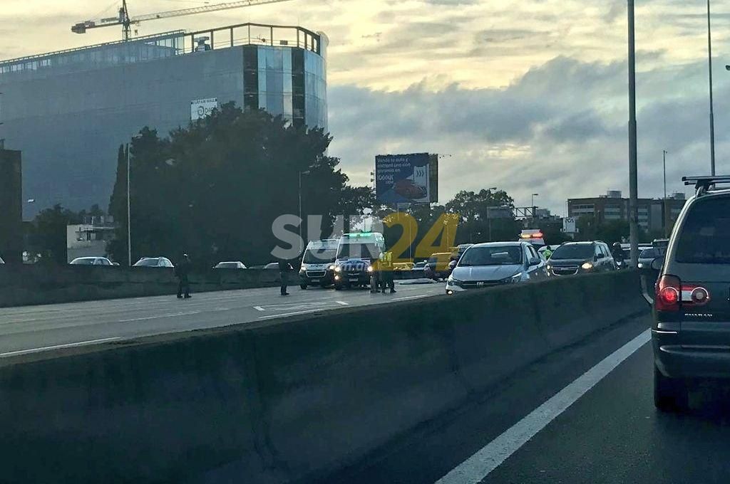 Bajó de su auto por un desperfecto mecánico y murió al ser embestido por otro vehículo 