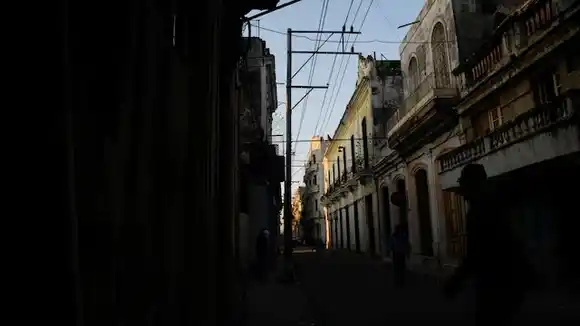 Cuba sufre un apagón nacional tras el colapso de su red eléctrica
