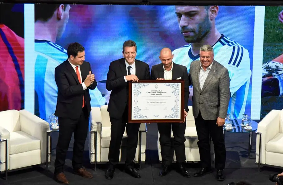 Javier Mascherano fue distinguido con la mención «Juan Bautista Alberdi» en la Cámara de Diputados