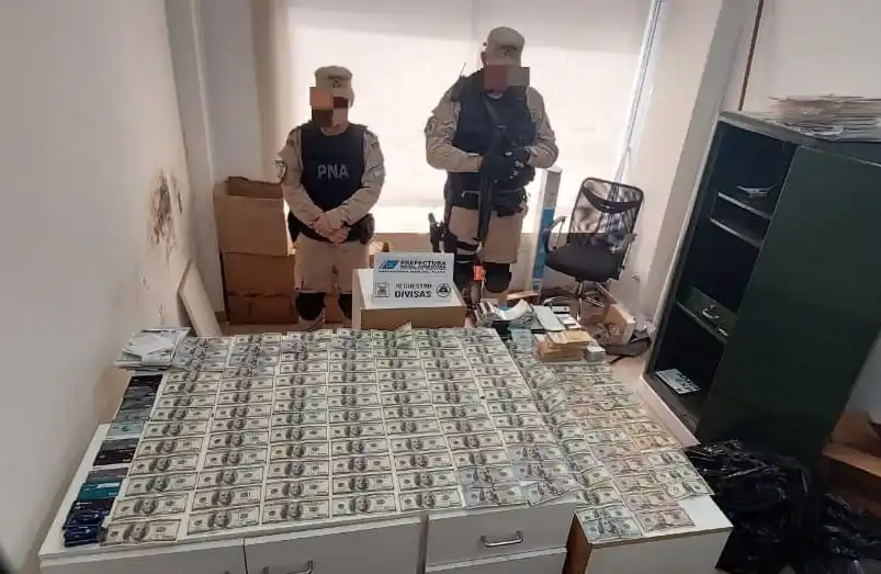 Identificaron a cuatro personas y secuestraron elementos electrónicos, una suma millonaria de dinero y documentación de interés.