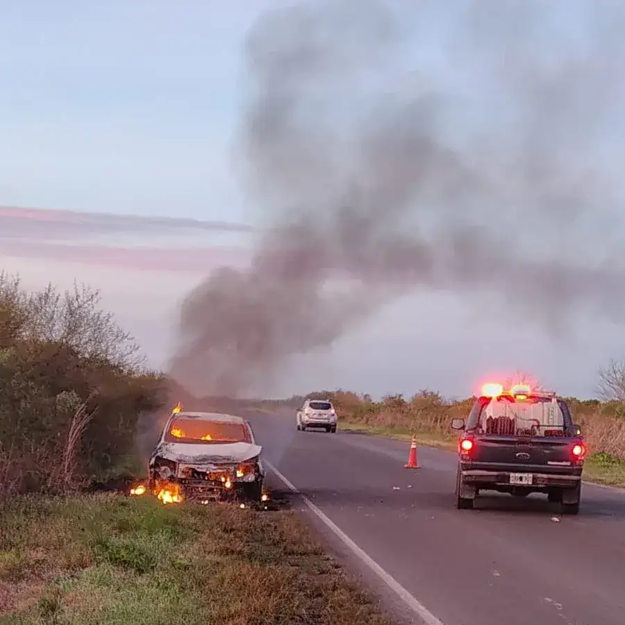 Incendio en una camioneta sobre la Ruta 20: el conductor logró salir antes de que fuera consumida por las llamas