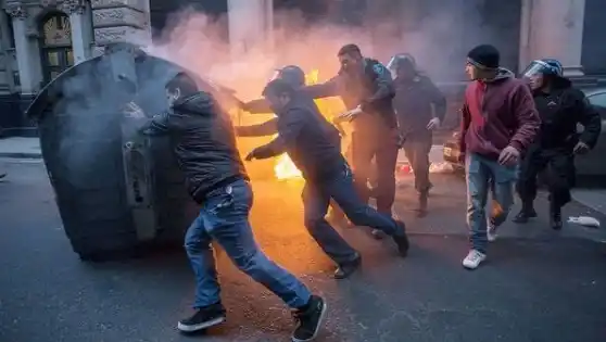 La Policía reprimió un piquete en la 9 de Julio: incidentes y siete detenidos