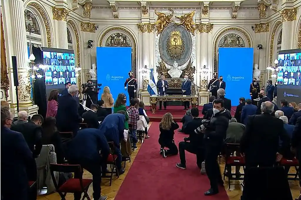 El Presidente tomó juramento a los nuevos ministros Taiana y Zabaleta