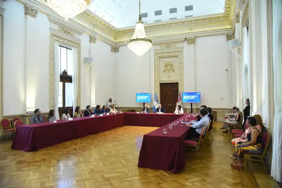 El gobernador Omar Perotti encabezó este miércoles, en Rosario, el acto de firma de un convenio con el presidente de la Unidad de Información Financiera (UIF), Juan Carlos Otero