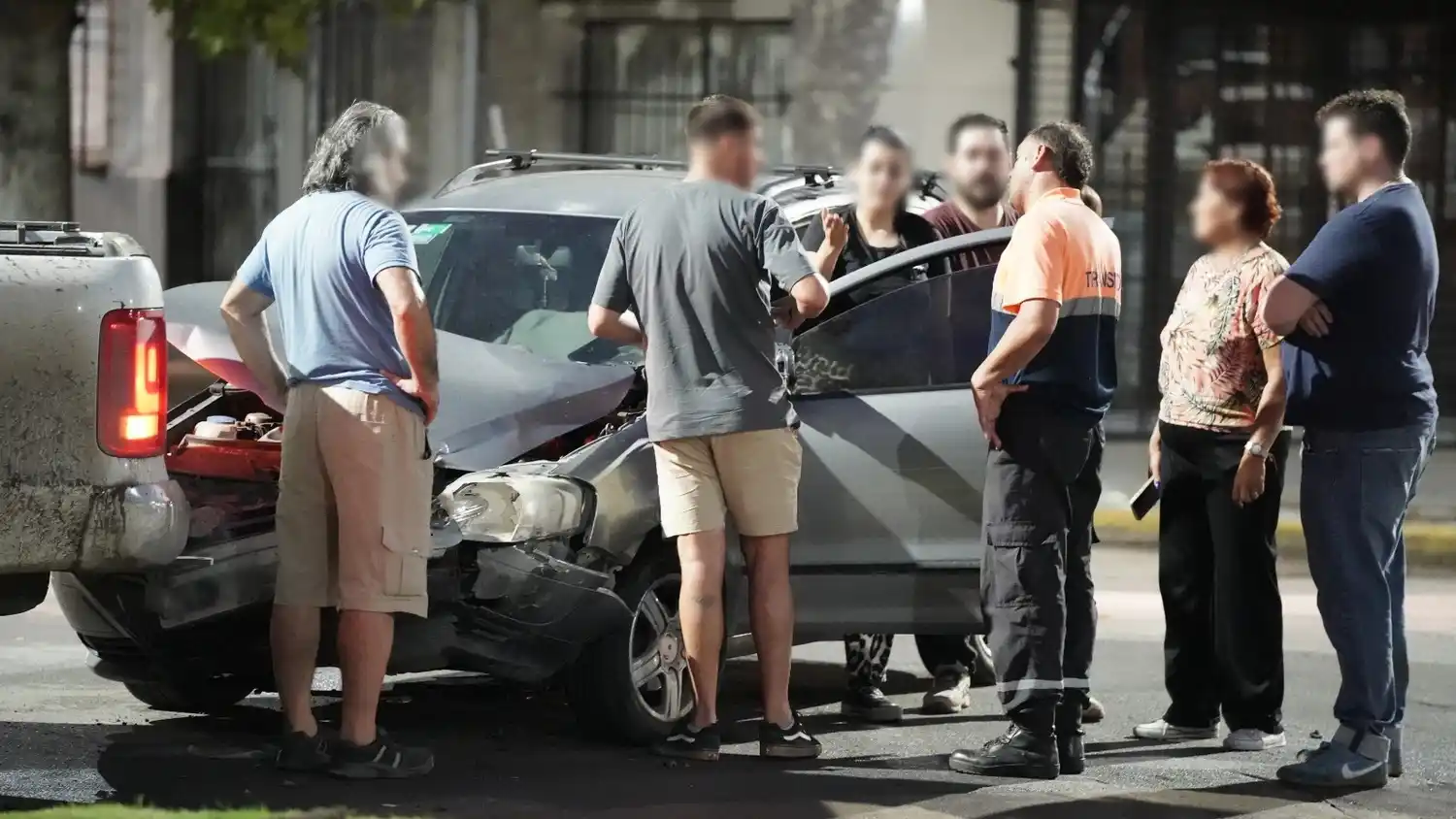 Choque entre dos vehículos en plena avenida 59