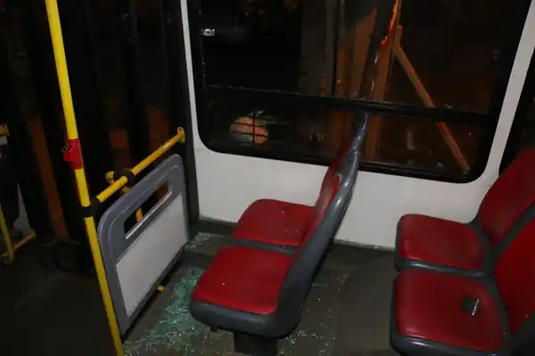 Apedrearon un colectivo en Montana y Sáenz Peña: lastimaron a un bebé