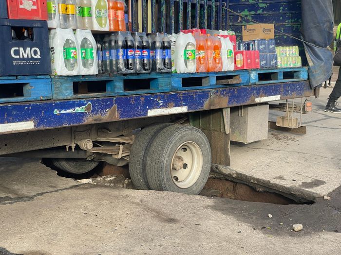 Se desmoronó el pavimento en O'Higgins y Tucumán y un camión cayó en el pozo - 3