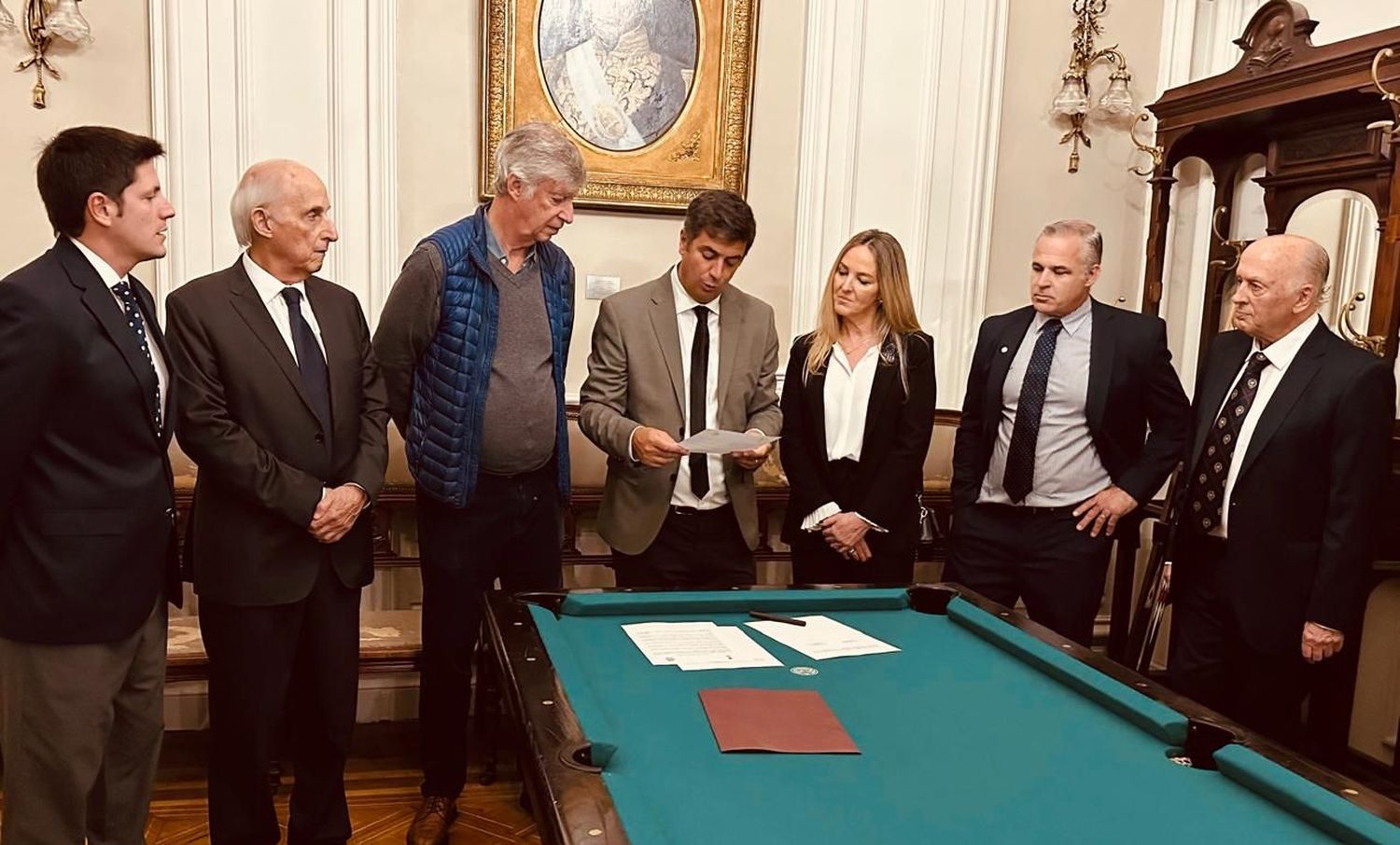 Eduardo Darré vicepresidente club el Recreo Argentino Gchú., Juan Ramón Otaegui, ex presidente del Club Progreso de Concordia, Eduardo Guarna, presidente del Club del Progreso de Bs. As., Gervasio Pérez Zurdo, presidente, María Eugenia Roveré vocal y Arturo Berisso vicepresidente del Club Social de Gualeguay, Juan José Murature presidente del Club Social de Victoria.