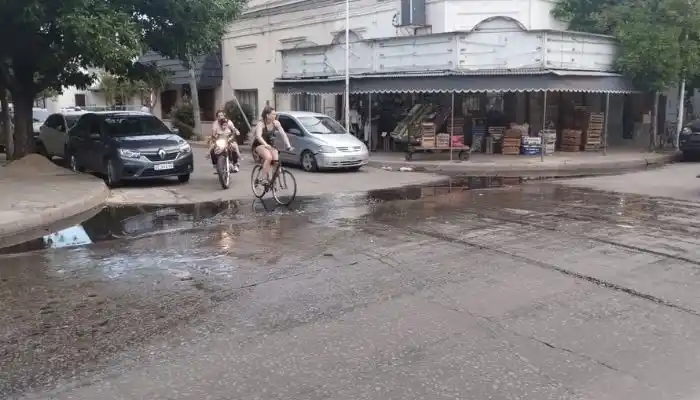 Se cayó de la bici por agua acumulada