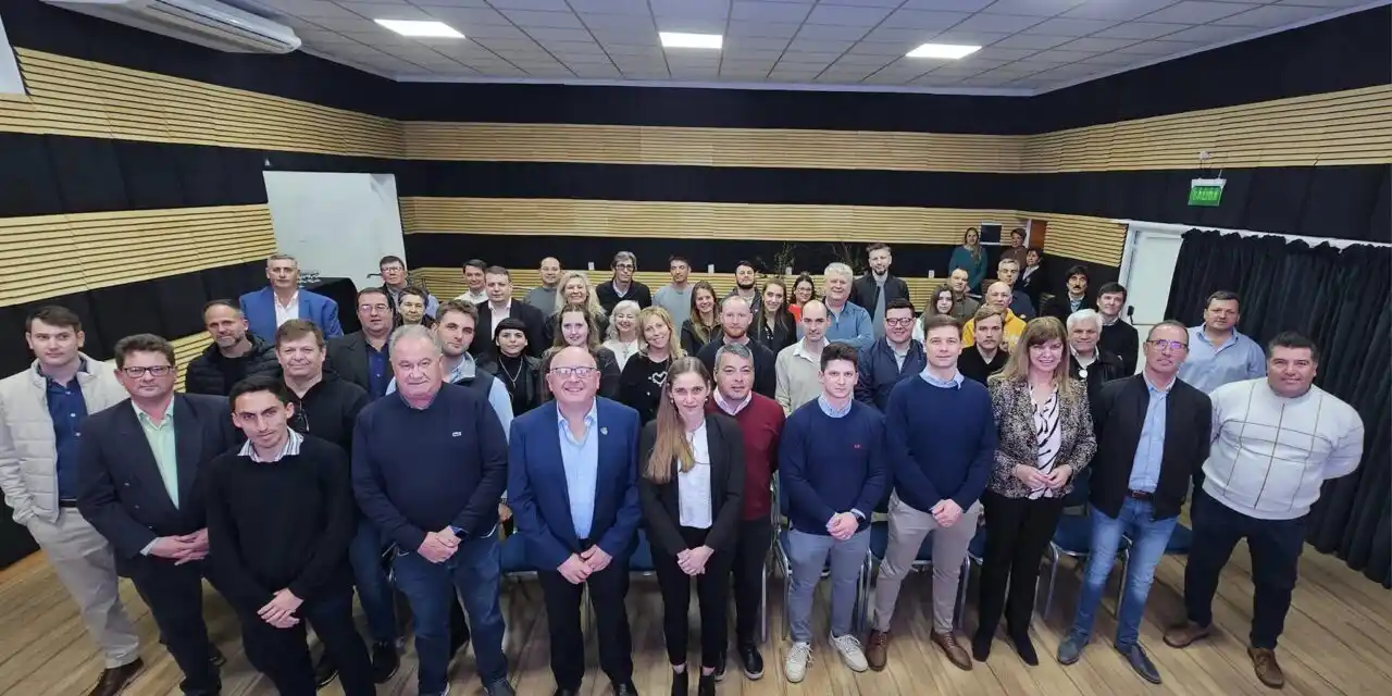 Encuentro entre autoridades municipales y referentes industriales en Crespo por el ‘Día de la Industria’