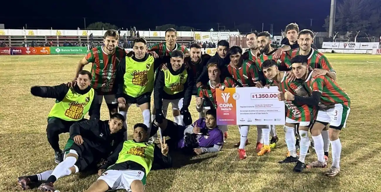 El festejo de Sportivo Las Parejas.