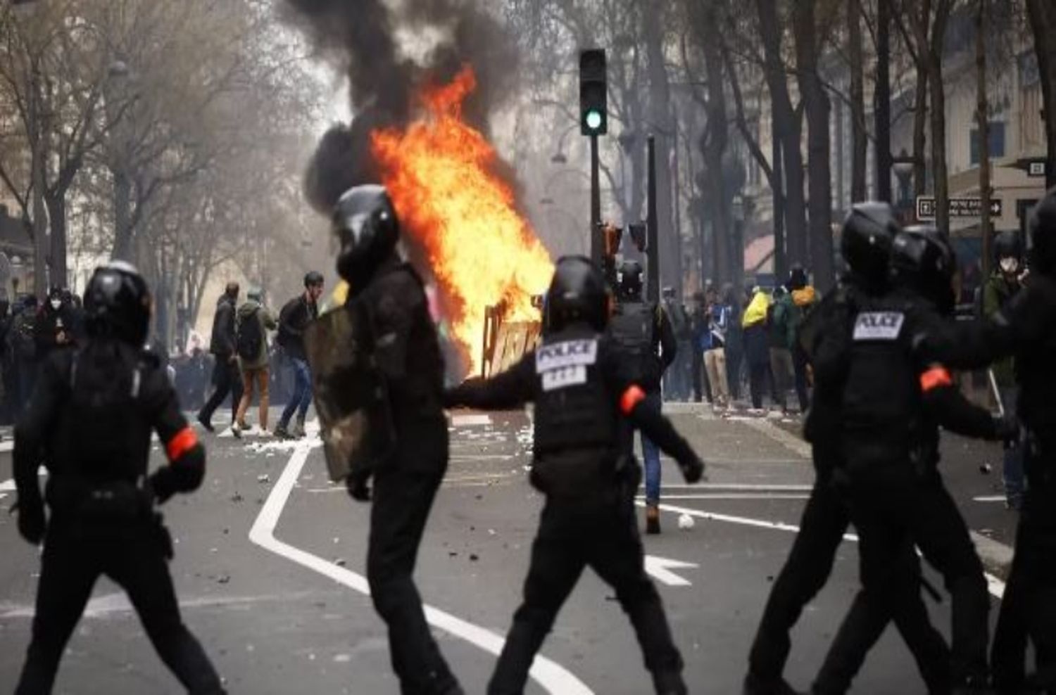 Sube la tensión en París: serios disturbios y destrozos durante una nueva protesta contra la reforma de Macron
