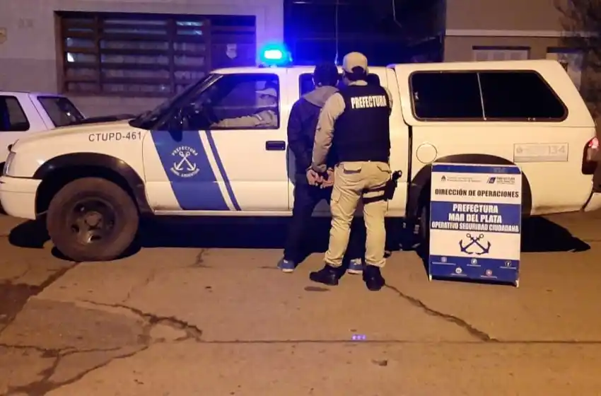 Lo detuvieron tras robar 40 paquetes de cigarrillos y una computadora