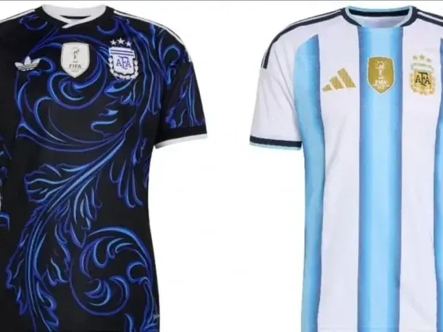 Casacas alternativa(negra) y titular(celeste y blanca) que usará la "Scaloneta" en la fase de grupos. Foto:AFA