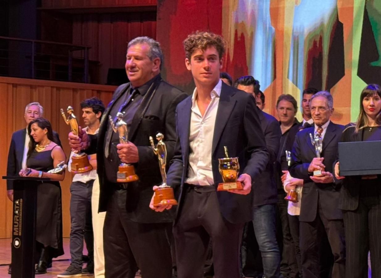 El padre de Dibu Martínez, Beto, junto a Franco Colapinto con sendos Olimpia de Oro. (Foto: El Gráfico - RIcardo Fioravanti)