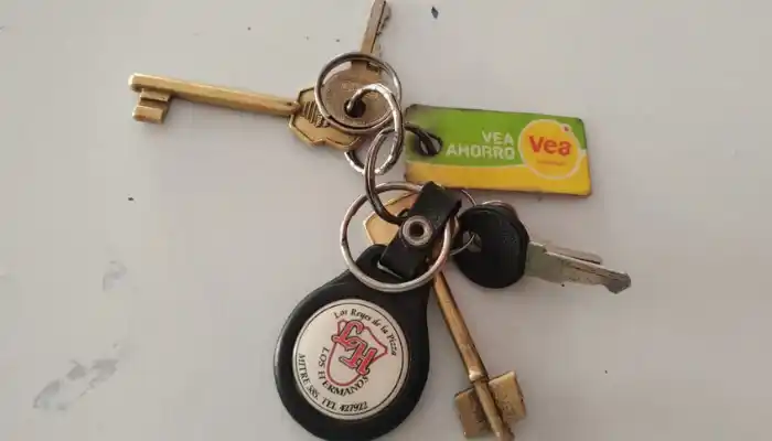 Hallaron llavero con tarjeta del Vea