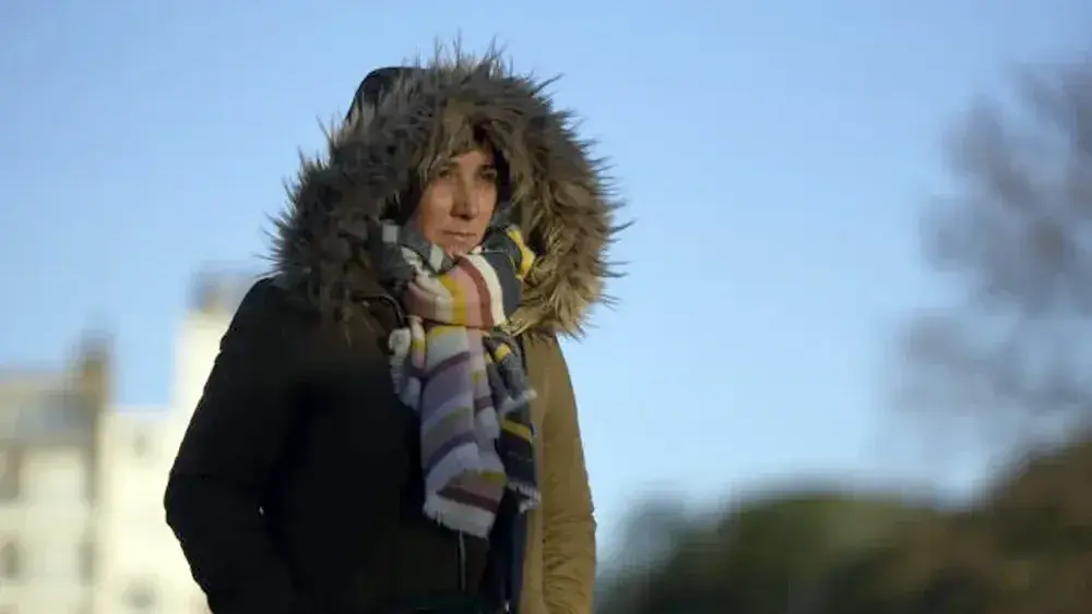 Una mujer camina durante una ola de frío polar.