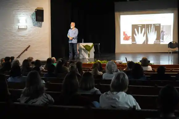 “No es la pantalla lo que hace mal, sino la falta de interacción humana”