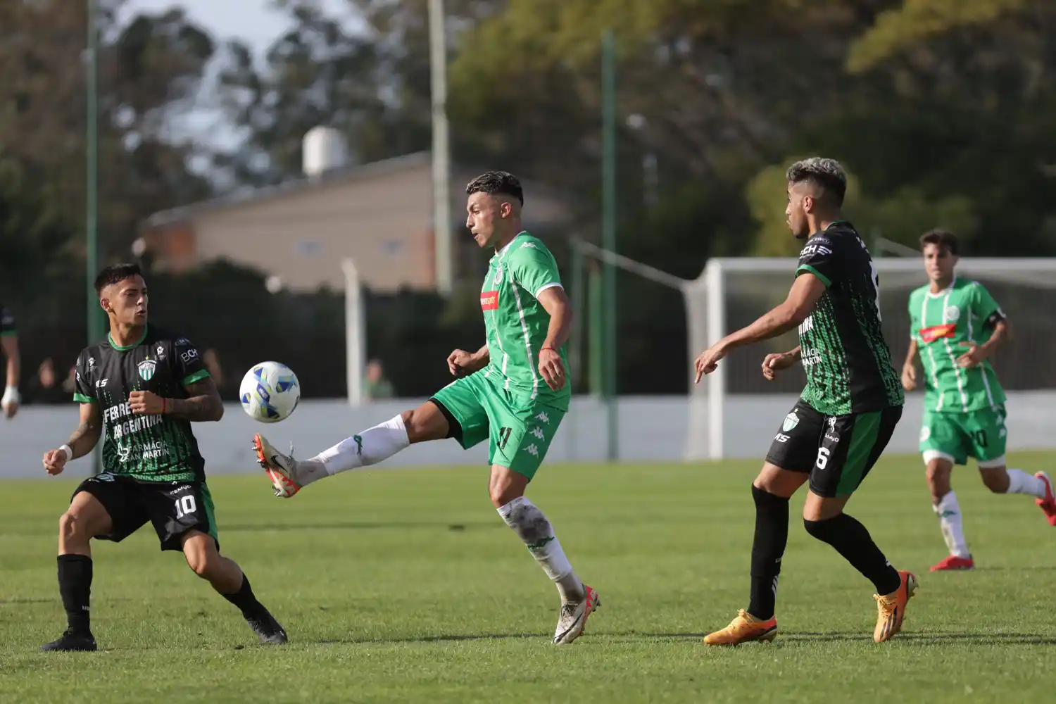 Rodrigo Ríos dominando la pelota.