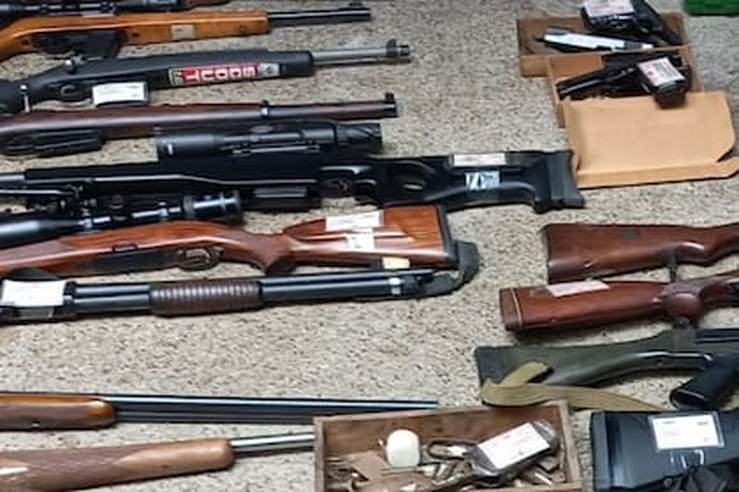 Detuvieron a cinco sospechosos en una seguidilla de allanamientos por desvío de armas a mercados ilegales