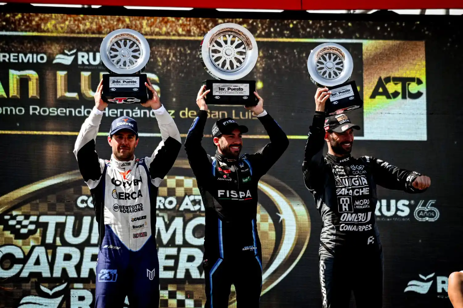 Santero en el podio con Urcera y Ardusso, que serían desclasificados.