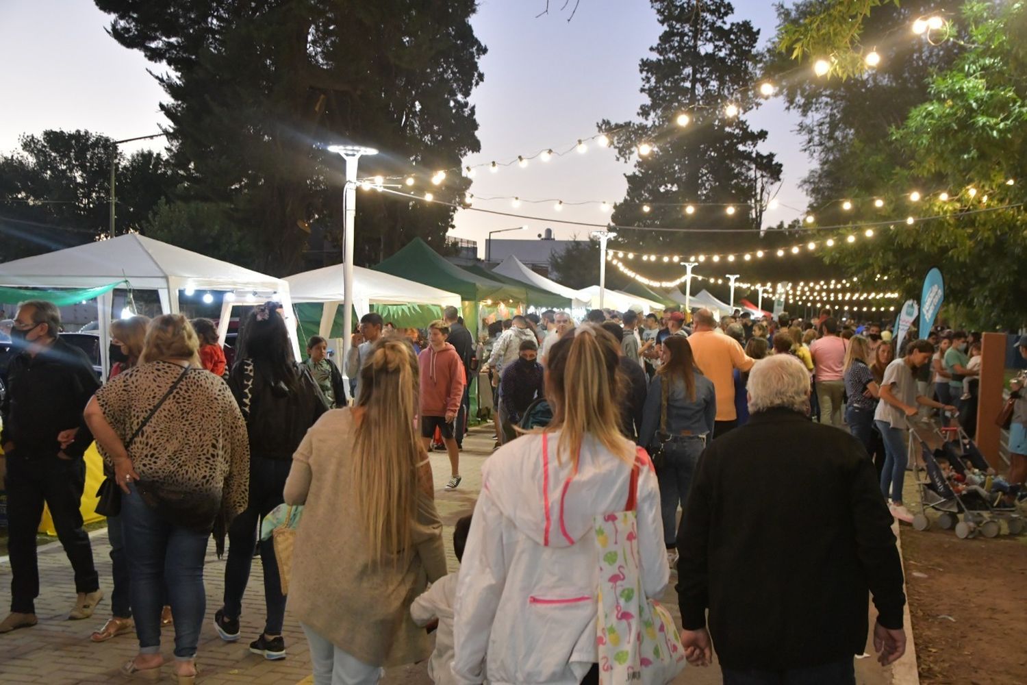 Megaferia en el Parque Municipal con emprendedores, música y patio de comidas