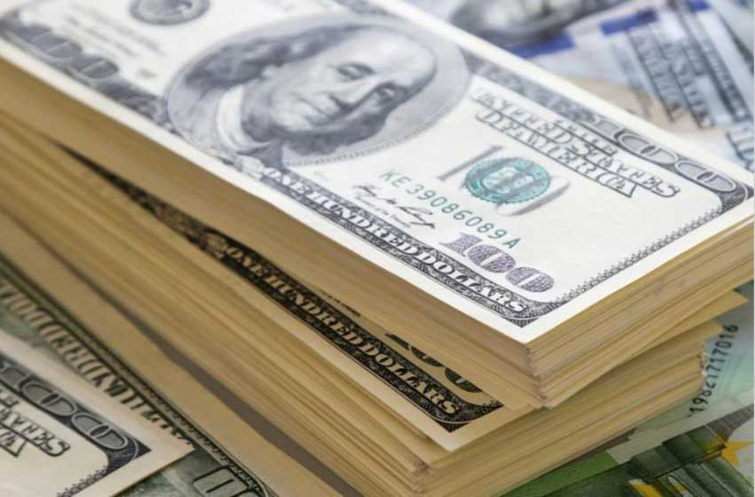 El dólar blue llegó a $1400 y rompió un nuevo récord nominal