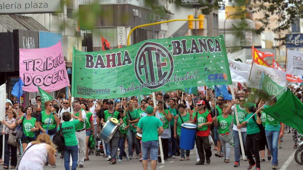 Alarma en los gremios: Vidal analiza aplicar el "presentismo" y "excelencia laboral" estatales y docentes