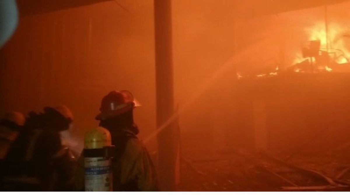 Brigadistas continúan trabajando para extinguir el fuego en el shopping de Punta del Este