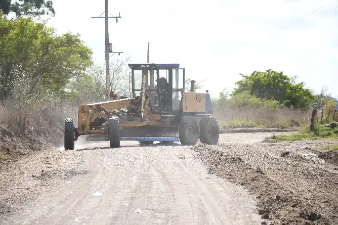 Avanzan trabajos de mantenimiento en caminos rurales del distrito