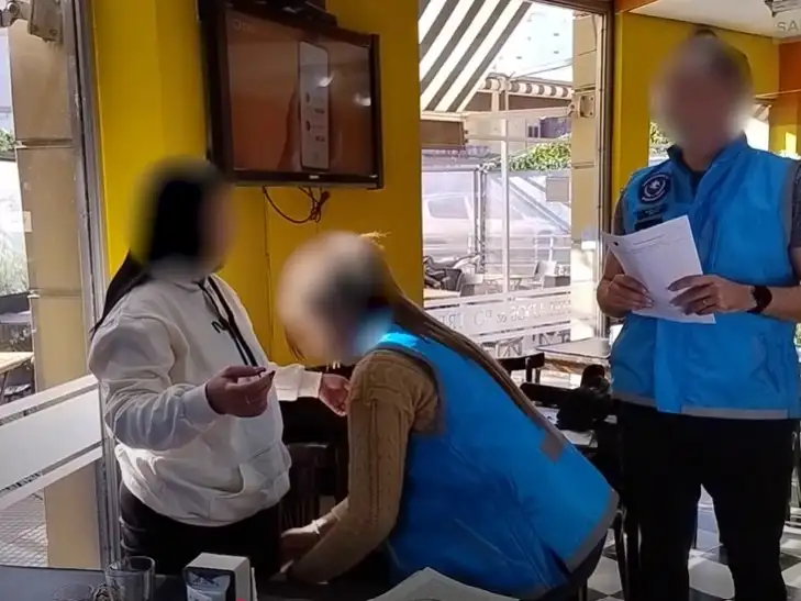 El momento de la detención de la falsa empleada del IVC en un bar de Almagro.