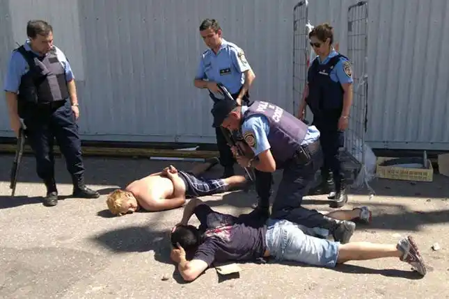 De la Sota firmó un acuerdo con la policía en el medio de saqueos y caos en Córdoba 