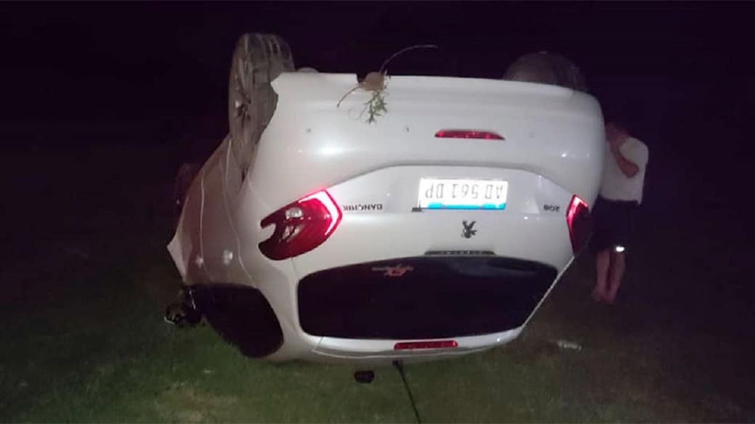 Volcó al evitar chocar contra un camión sin luces