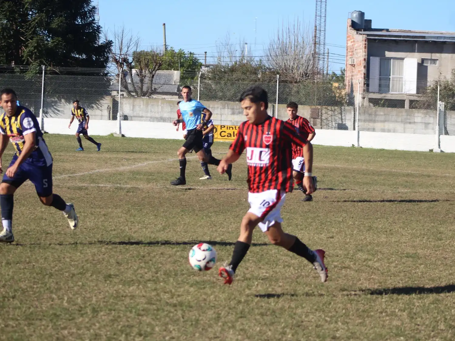 Central golpeó antes del descanso y se quedó con tres puntos muy valiosos