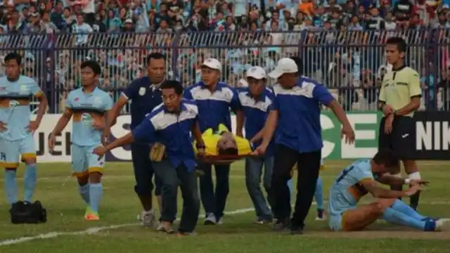 Tragedia en Indonesia: salió a cortar un centro, chocó con un defensor y murió