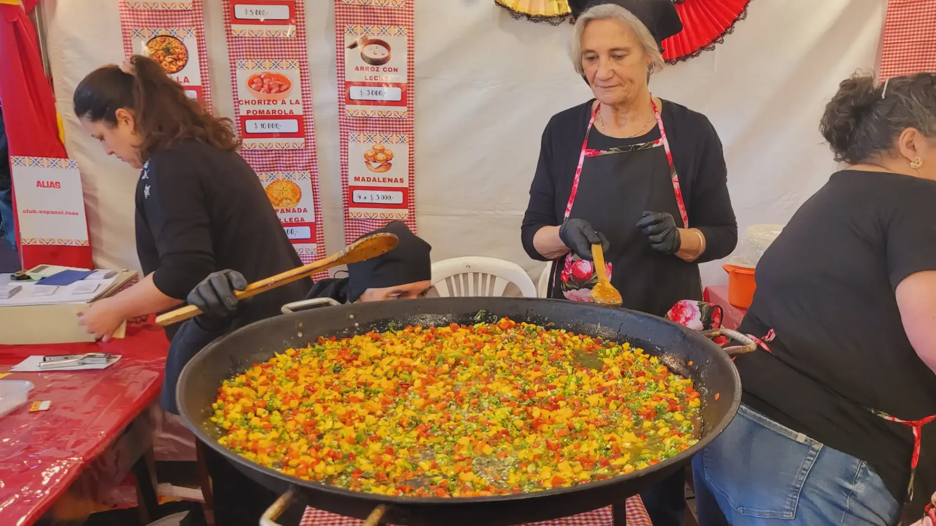 La paella del puesto español fue un éxito en ventas