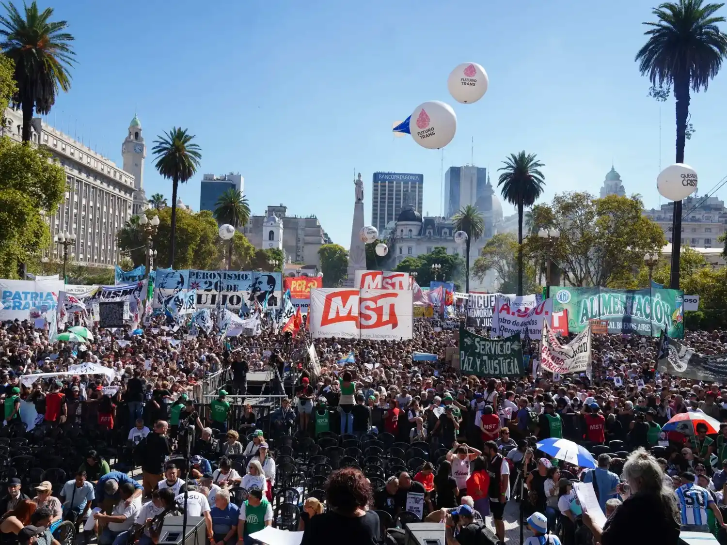 El acto en Plaza de Mayo por los 50 años del Golpe de Estado tuvo una masiva convocatoria.